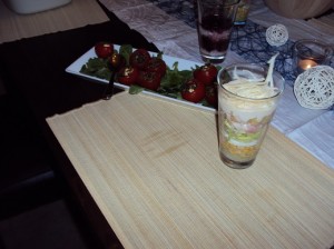 Schichtsalat und gefüllte Tomaten mit Mozzarella